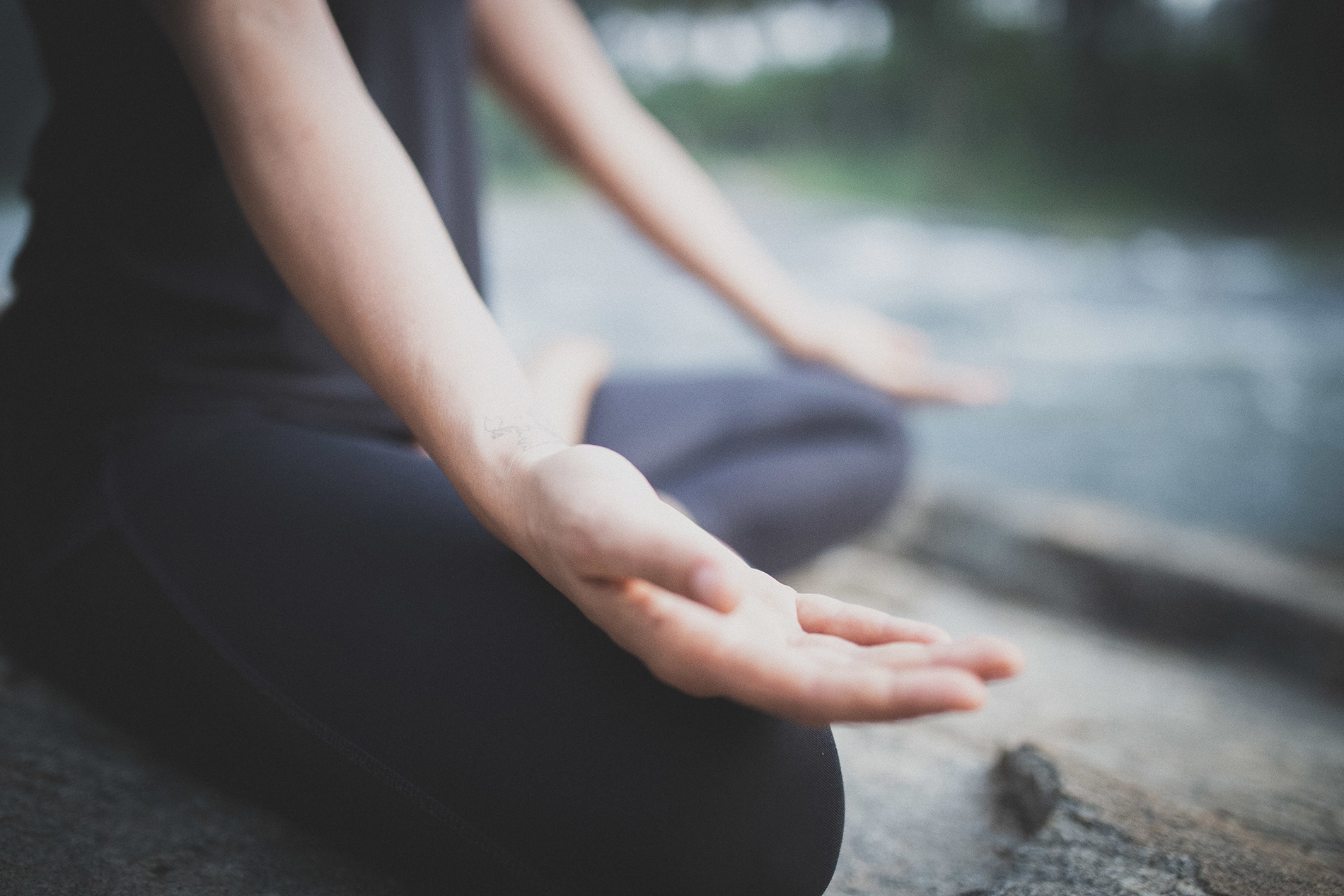 Méditation mains ouvertes vers le ciel - Marie-Anne Yoga, professeur de yoga sur Bordeaux